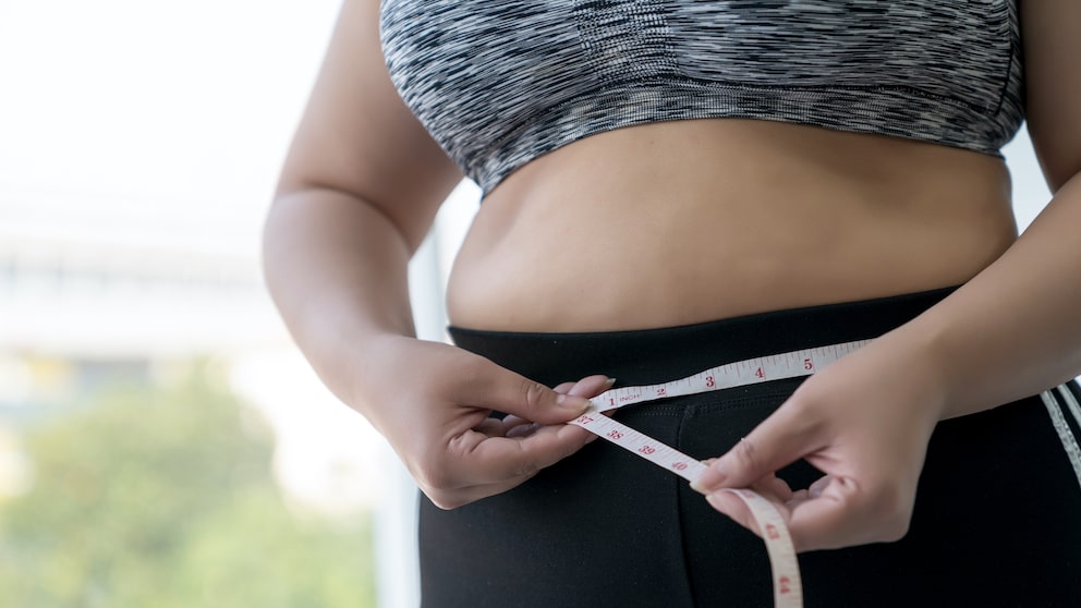 Übergewichtige krank: Frau misst ihren Taillenumfang