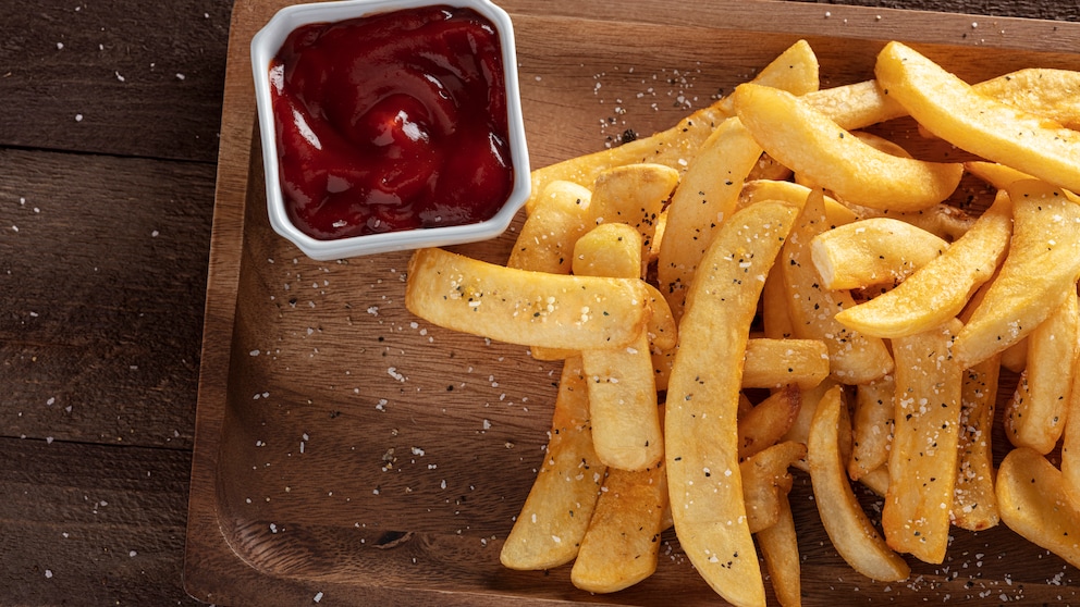 leere kalorien: Pommes mit Ketchup