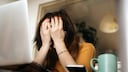 Long Covid Symptome: Frau liegt mit Kopf- und Brustschmerzen im Bett