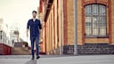 Long Covid Symptome durch leichtes Training lindern: Mann auf Spaziergang