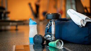 Überdosis Koffein: Hanteln Drink im Fitnessstudio
