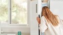 Heilfasten positive Effekte: Frau guckt in Kühlschrank