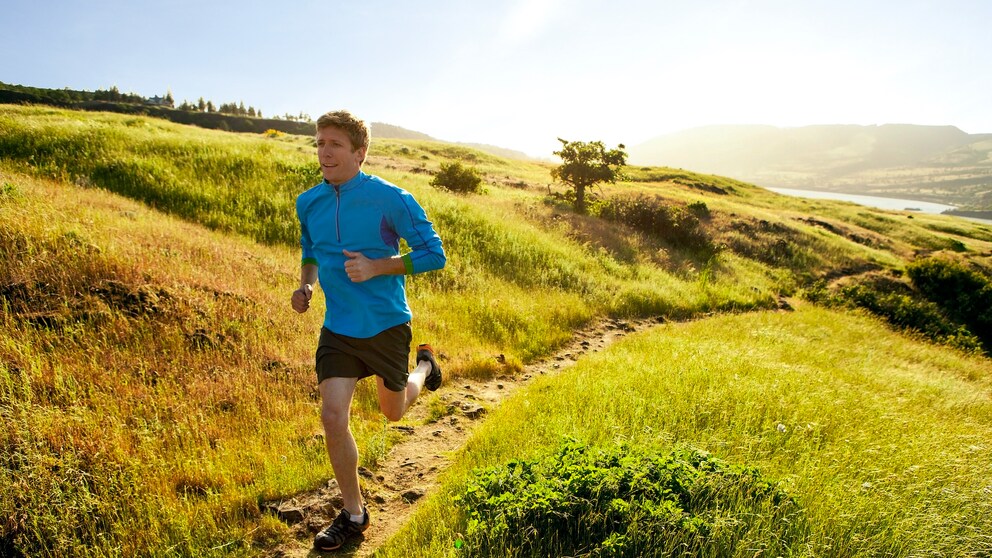 Sport Erinnerungsvermögen: Mann joggt draußen