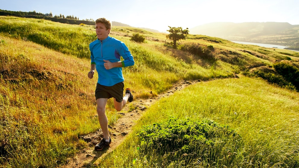 Sport Erinnerungsvermögen: Mann joggt draußen