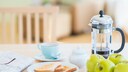 militärdiät abnehmen: gedeckter Tisch mit Toast, Äpfeln und Kaffee