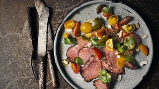 ketogene ernährung multiple sklerose: Steak mit Gemüse auf einem Teller