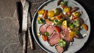 ketogene ernährung multiple sklerose: Steak mit Gemüse auf einem Teller