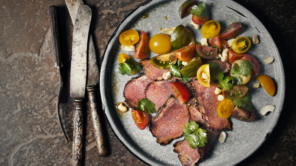 ketogene ernährung multiple sklerose: Steak mit Gemüse auf einem Teller