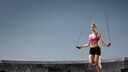 seilspringen joggen: Frau beim Rope Skipping