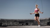 seilspringen joggen: Frau beim Rope Skipping