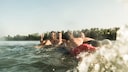 badeunfälle: Freunde in einem See