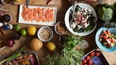 nordische Diät: Auswahl an Obst, Gemüse, Nüssen Fisch