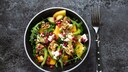 Scheinfasten: Salat mit Avocado und N&uuml;ssen