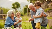 In welchem Bundesland werden die Menschen am ältesten: Großeltern mit Enkelkindern