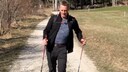 Jürgen Milski mit schiefem Rücken beim Wandern