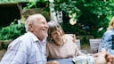 oxytocin alter: Älterer Mann und ältere Frau lachen