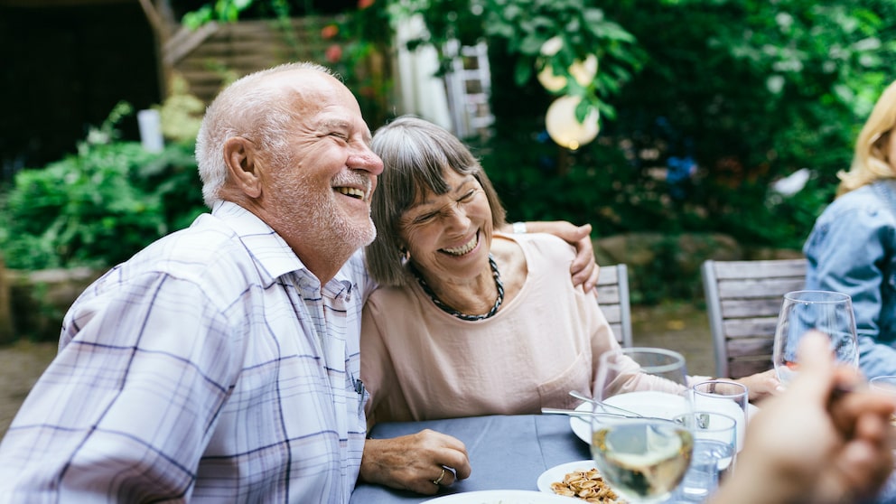 oxytocin alter: Älterer Mann und ältere Frau lachen