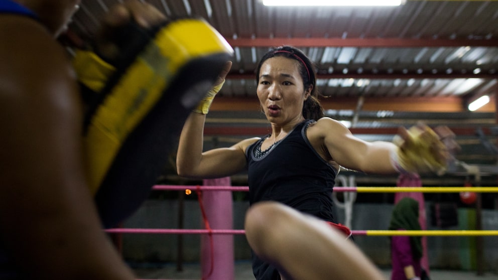 Frauen erreichen durch das Kickboxen nicht nur eine bessere Fitness, sondern auch mehr Selbstsicherheit und erlernen Verteidigungstechniken