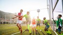 kopfball-training kinder: Kinder spielen Fußball