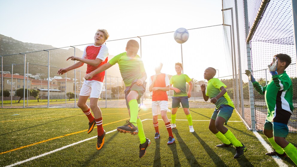 kopfball-training kinder: Kinder spielen Fußball