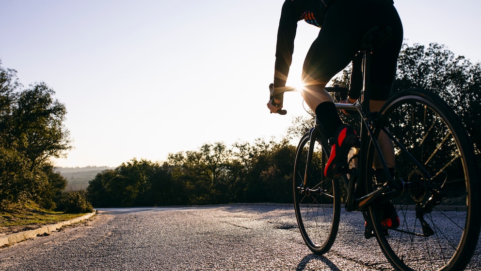 Rennradfahrer auf der Straße