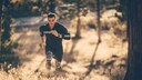 trailrunning: Mann läuft durch den Wald