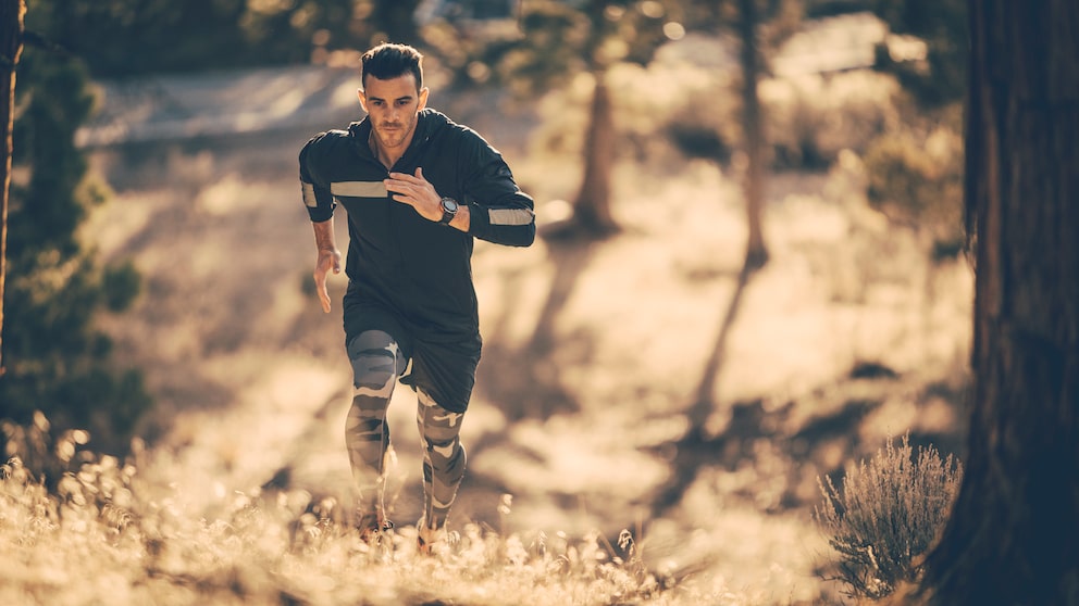 trailrunning: Mann läuft durch den Wald