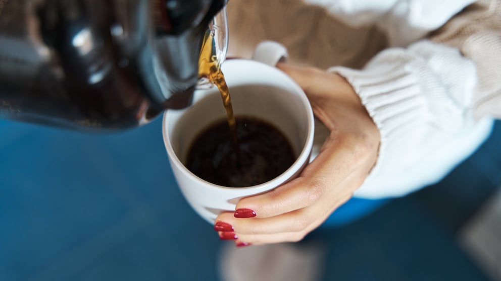 Kaffee trinken: Frau gießt Kaffee ein