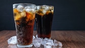 Süßstoffe Krebsrisiko: Zwei Gläser mit Cola