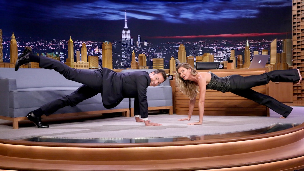 Stars Yoga: Gisele Bündchen macht Yoga mit Jimmy Fallon