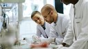 Krebsrisiko senken: Wissenschaftler im Labor