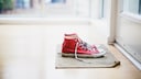 Chucks auf einer Fußmatte vor der Wohnungstür