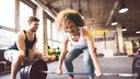 fluchen sport: Junge Frau beim Krafttraining