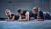 core-stability training: Drei Personen beim Planking