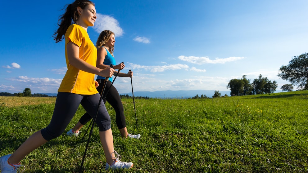 nordic walking vorteile: Zwei Frauen beim Nordic Walking