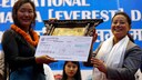 weltrekord mount everest: Lhakpa Sherpa erhält die Urkunde
