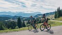 vorbereitung fahrradurlaub: Zwei Männer fahren in den Bergen Rad