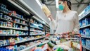 Frau mit Maske im Supermarkt