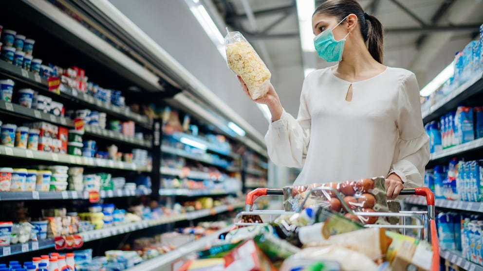Frau mit Maske im Supermarkt