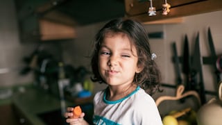 vegetarisch essende Kinder: Kind isst Karotte