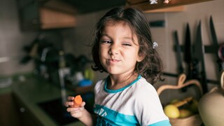 vegetarisch essende Kinder: Kind isst Karotte