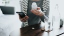 Frau mit Medikamenten und Handy