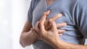 Happy-Heart-Syndrom: Mann h&auml;lt sich Brust