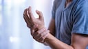 Ein Taubheitsgefühl an einer bestimmten Körperstelle kann harmlos oder aber ein Symptom für eine schwerwiegende Erkrankung sein
