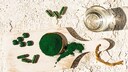 Chlorella wird als Pulver, als Tabletten oder in Pillenform angeboten. Dabei sollte man es immer mich reichlich Flüssigkeit einnehmen.