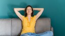 Social Media Pause: Frau auf Sofa