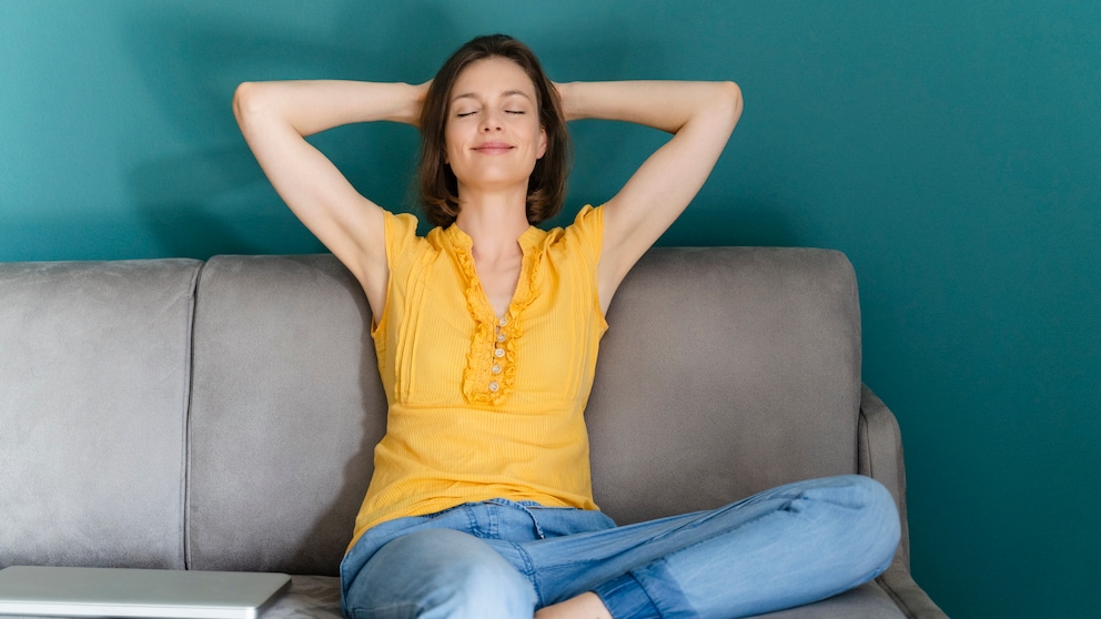 Social Media Pause: Frau auf Sofa