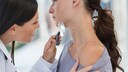 Dermatologin untersucht Frau