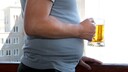 Alkohol &Uuml;bergewicht Krebsrisiko: Mann mit Bauch und Bier