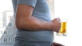 Alkohol Übergewicht Krebsrisiko: Mann mit Bauch und Bier